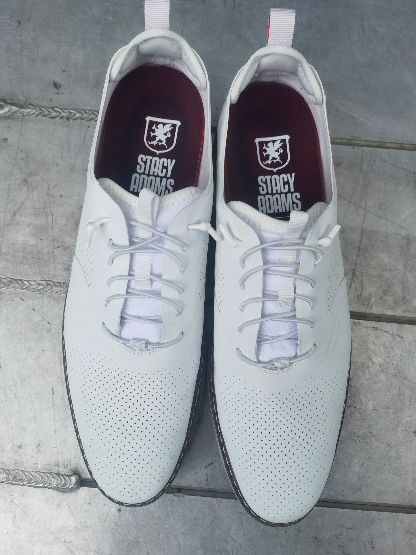 Men's casual white shoes