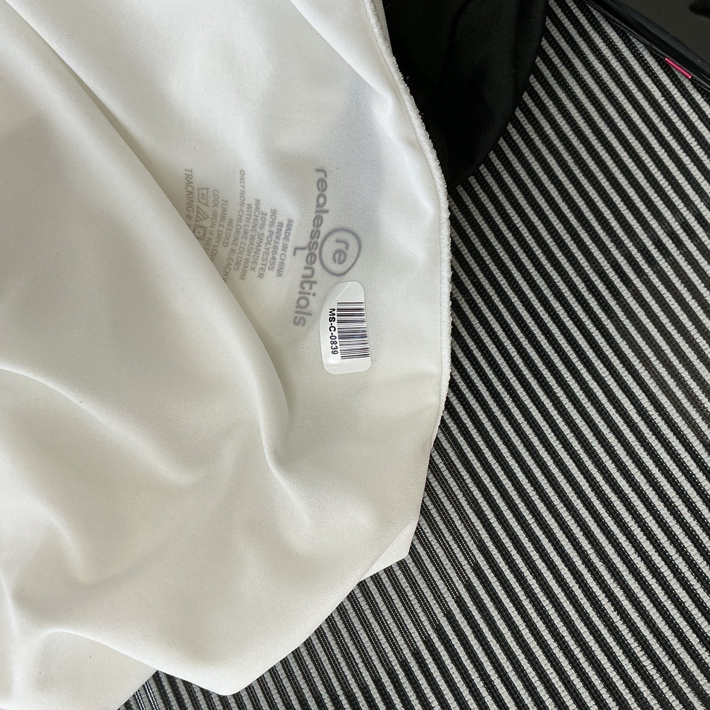 REALESSENTIALS White T-Shirt Size L