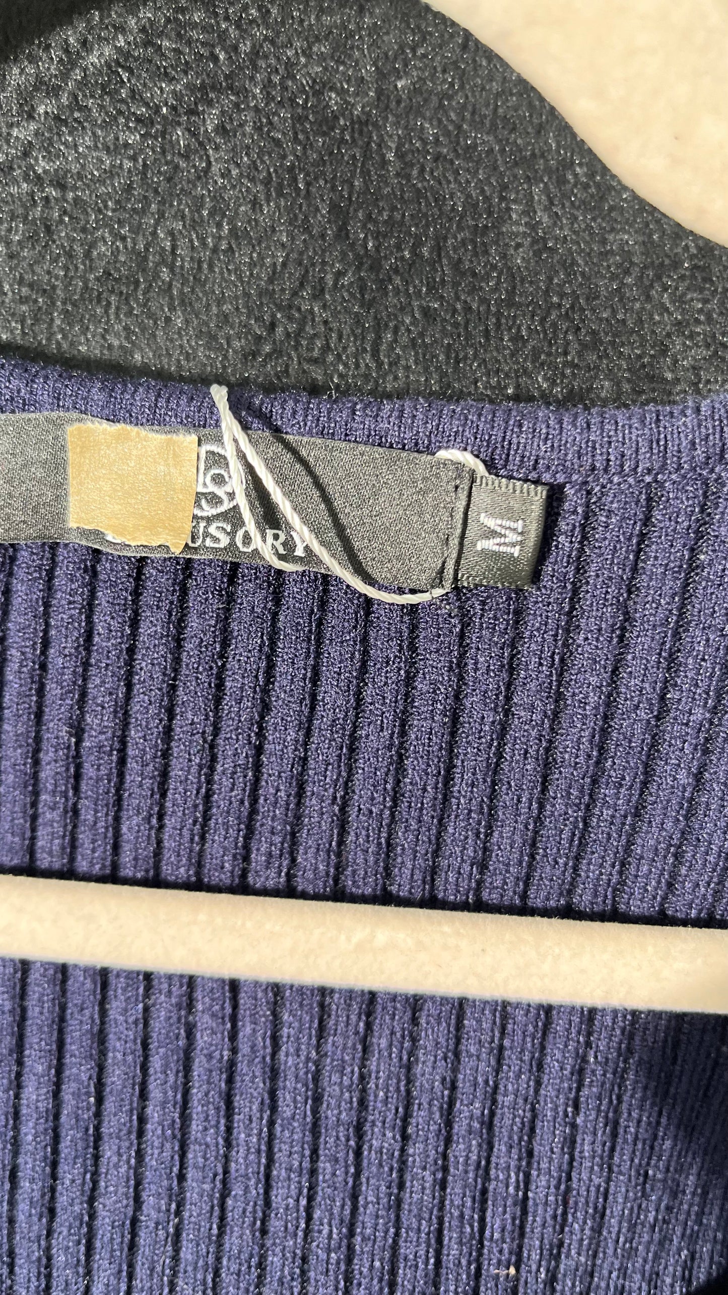 Amazon Essentials Women's Classic-Fit Lightweight Long-Sleeve V-Neck Sweater (Available in Plus Size) size M