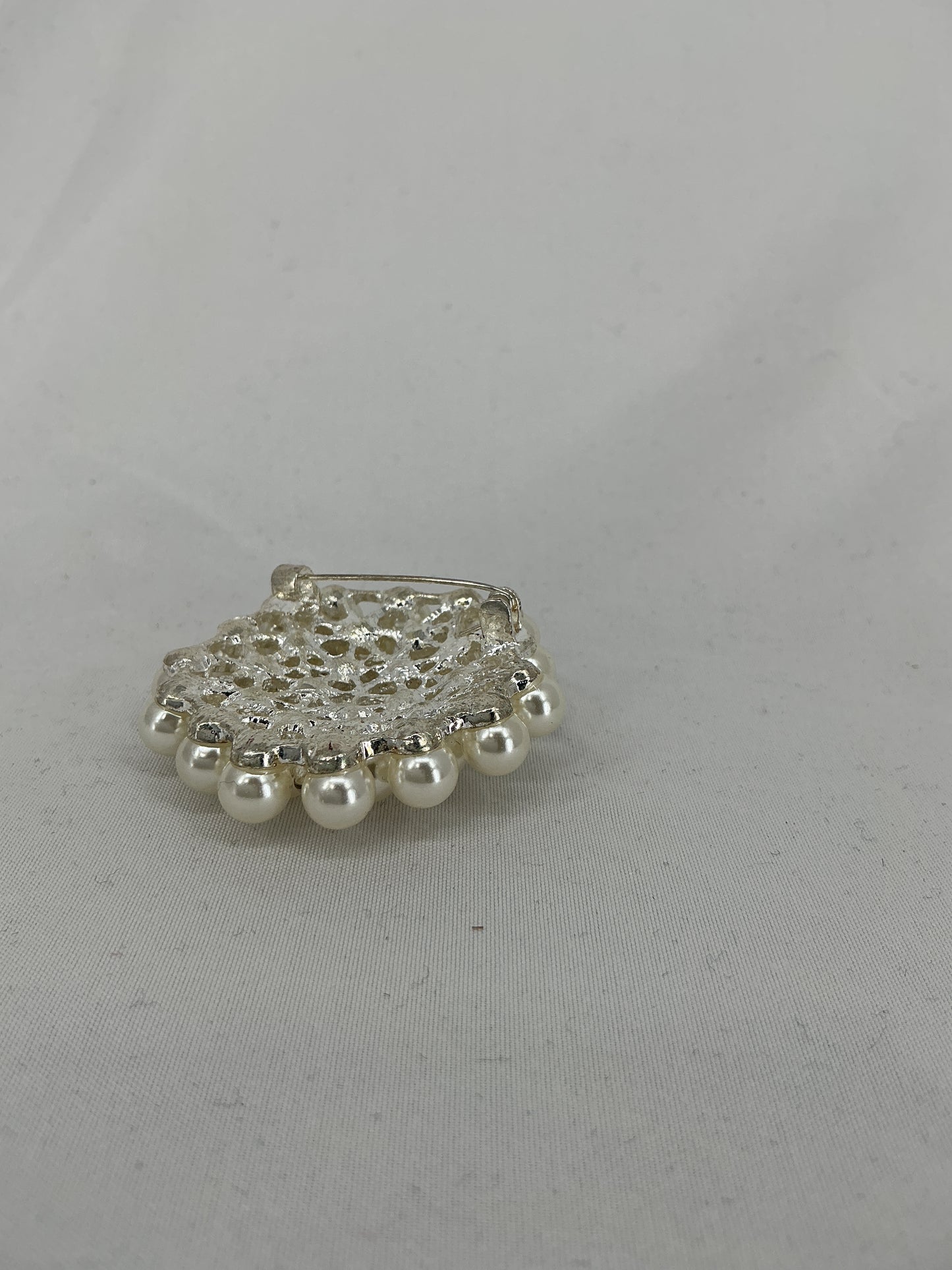 Pearl and rhinestone round brooch