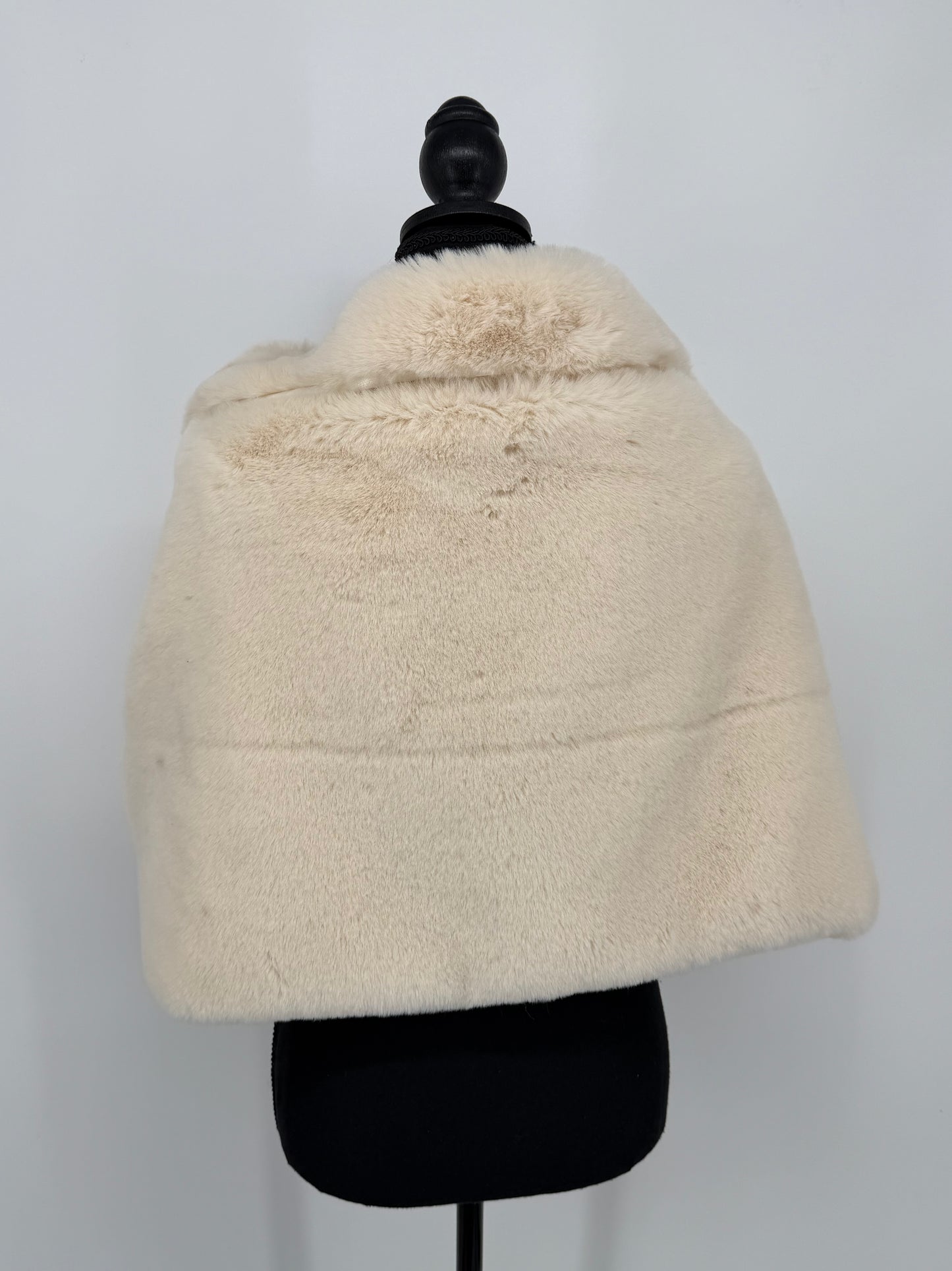 Babe Women's Cream/White Faux Fur Shawl