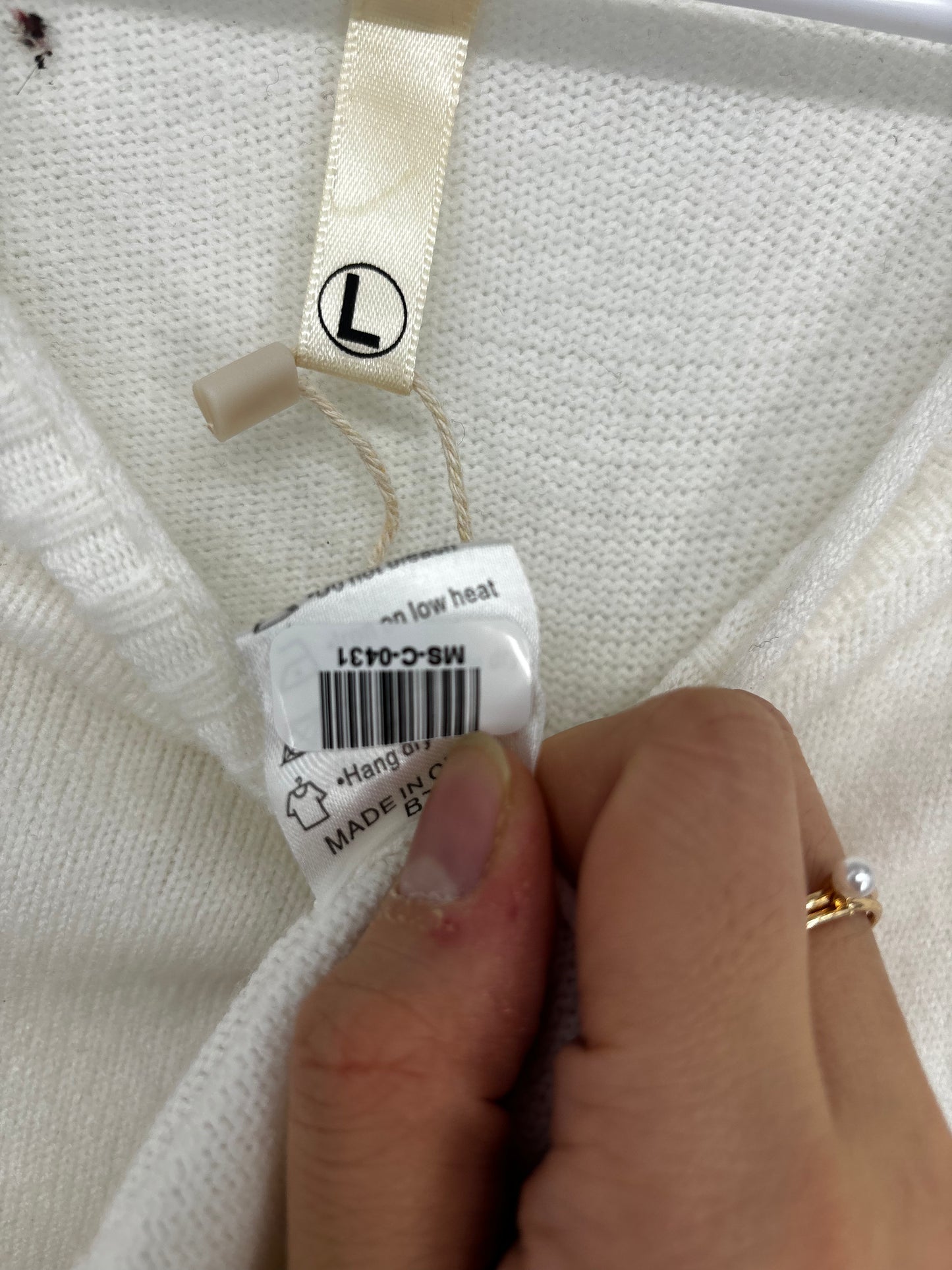 Men’s White Fine Knit Sweater – Size L