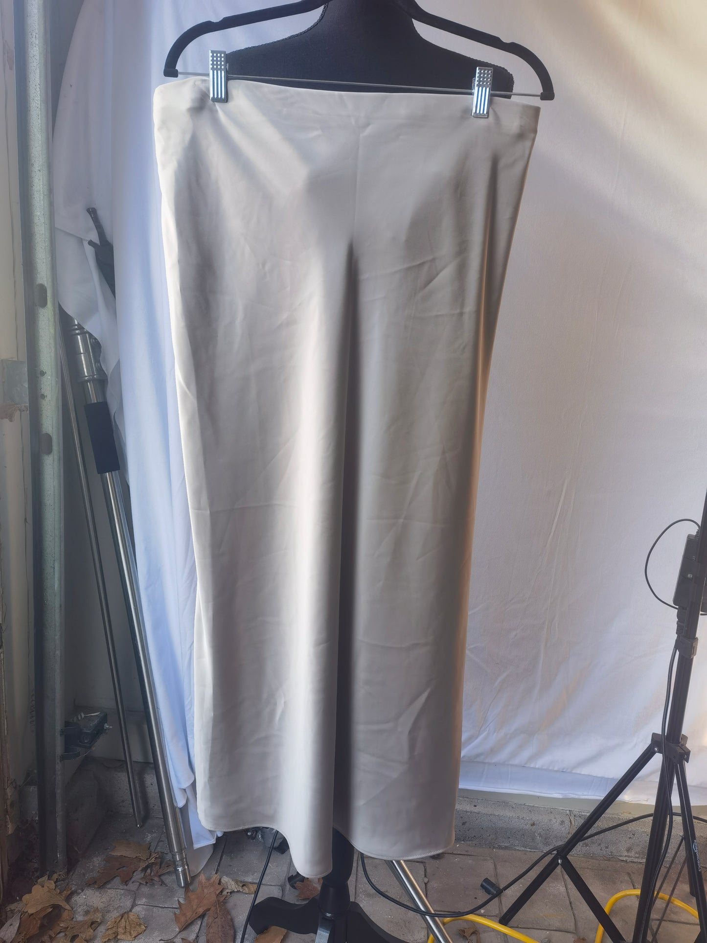 SATIN EFFECT MIDI SKIRT Size L