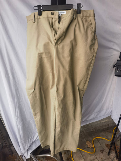 Amazon Essentials Men's Classic-Fit Expandable-Waist Flat-Front Dress Pant Size 35W*34L