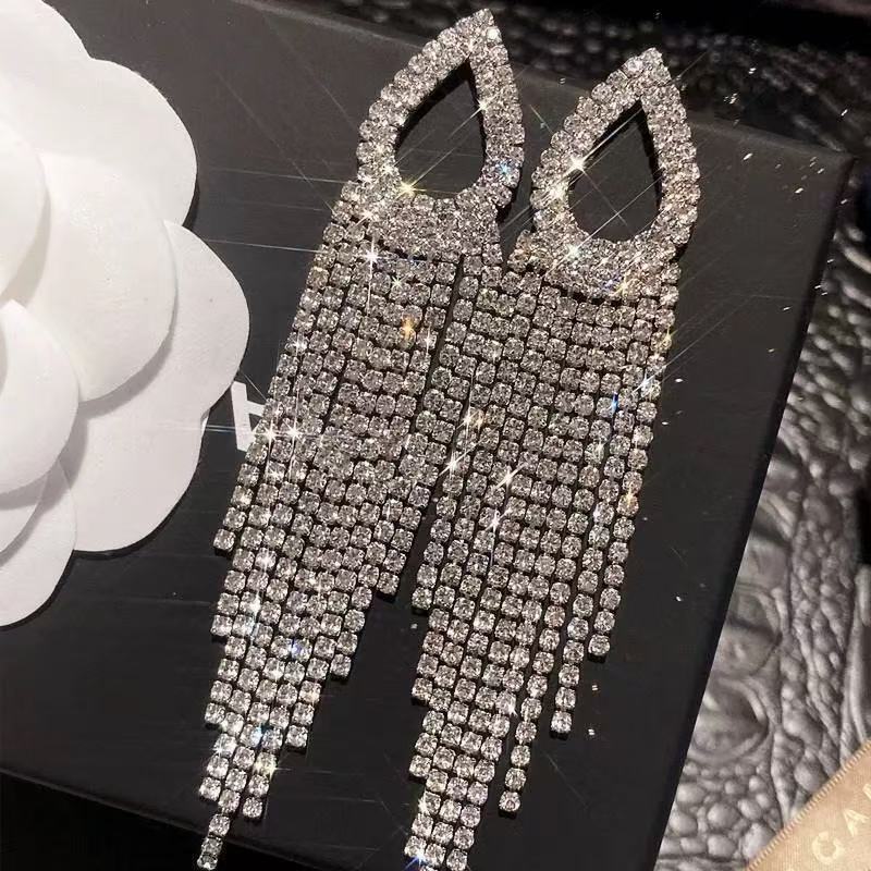 Women's teardrop-shaped diamond tassel earrings