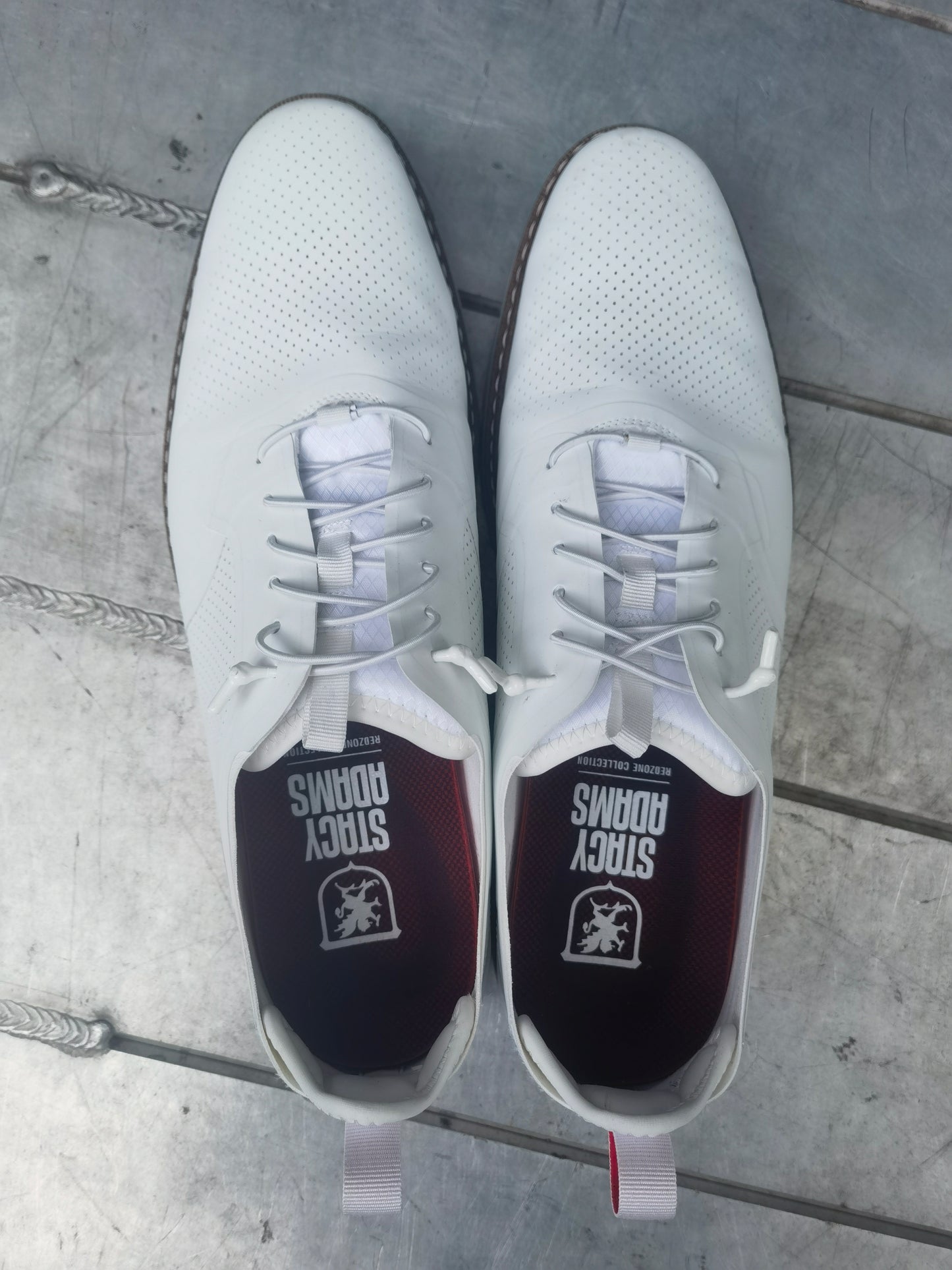 Men's casual white shoes