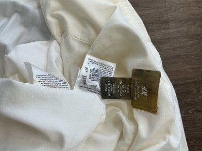 H&M White Button-up Shirt Size M