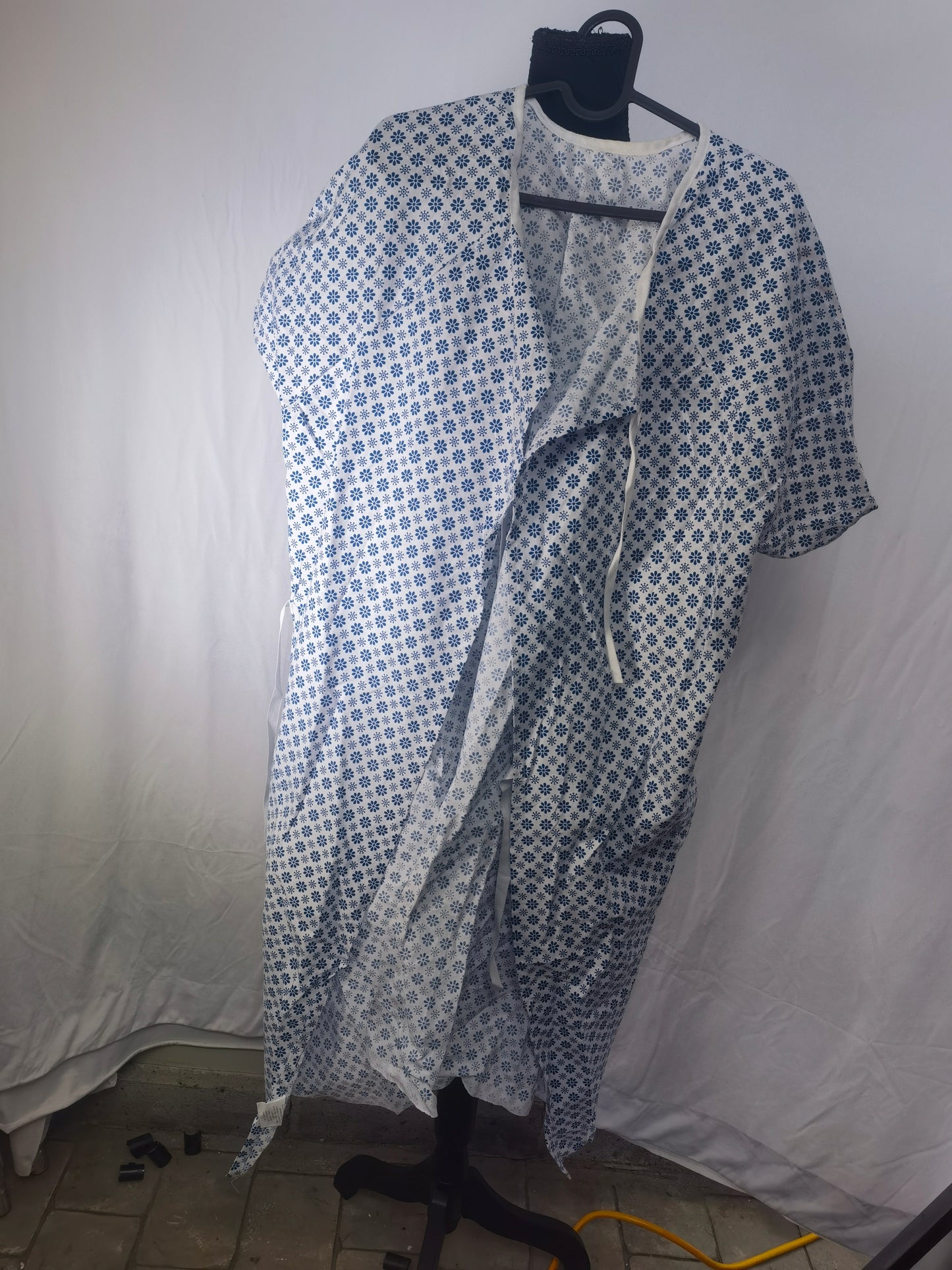 Long doctor gown, white patient gown in two colors didn't find size on picture