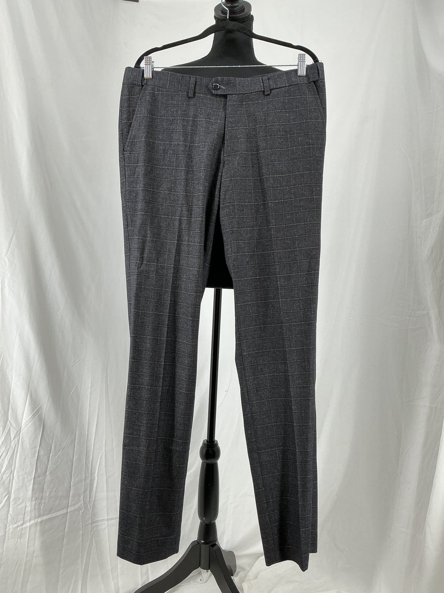 Men’s Dark Gray Plaid Blazer And Pants – Size M