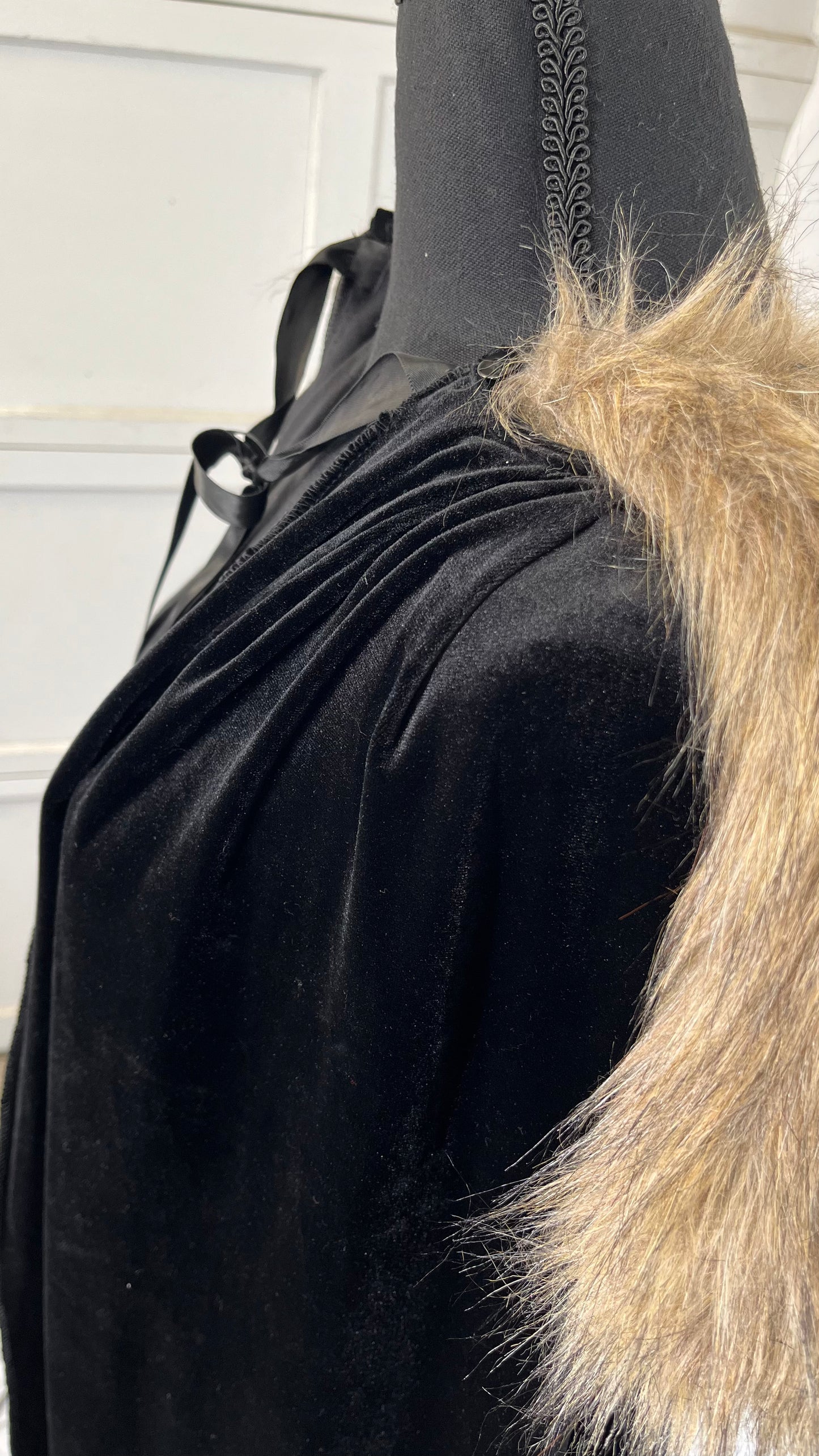 Fun Costumes Black Faux Fur Collar Viking Cape for Adults Standard Size No