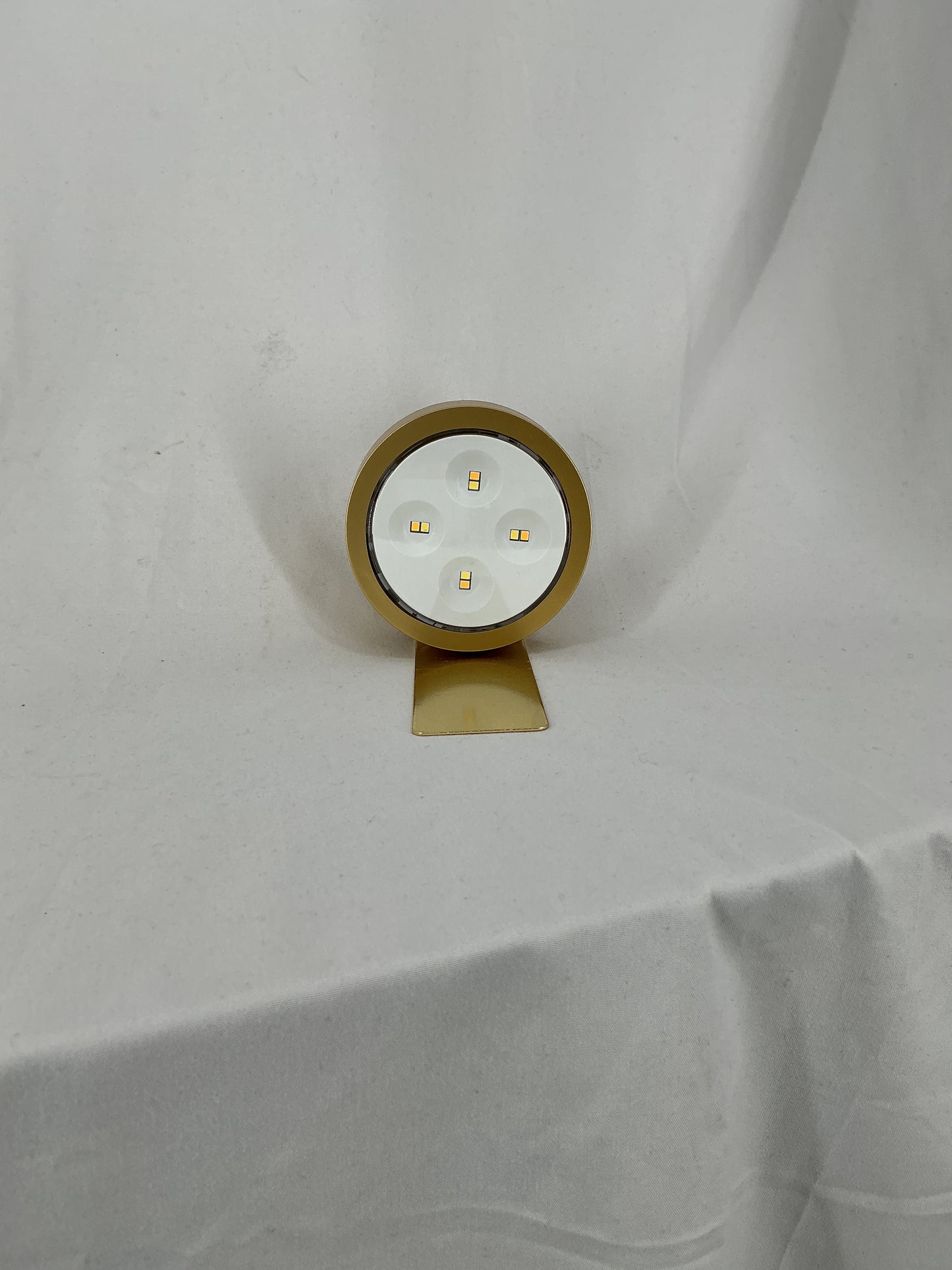 Magnetic display light for exhibits or paintings