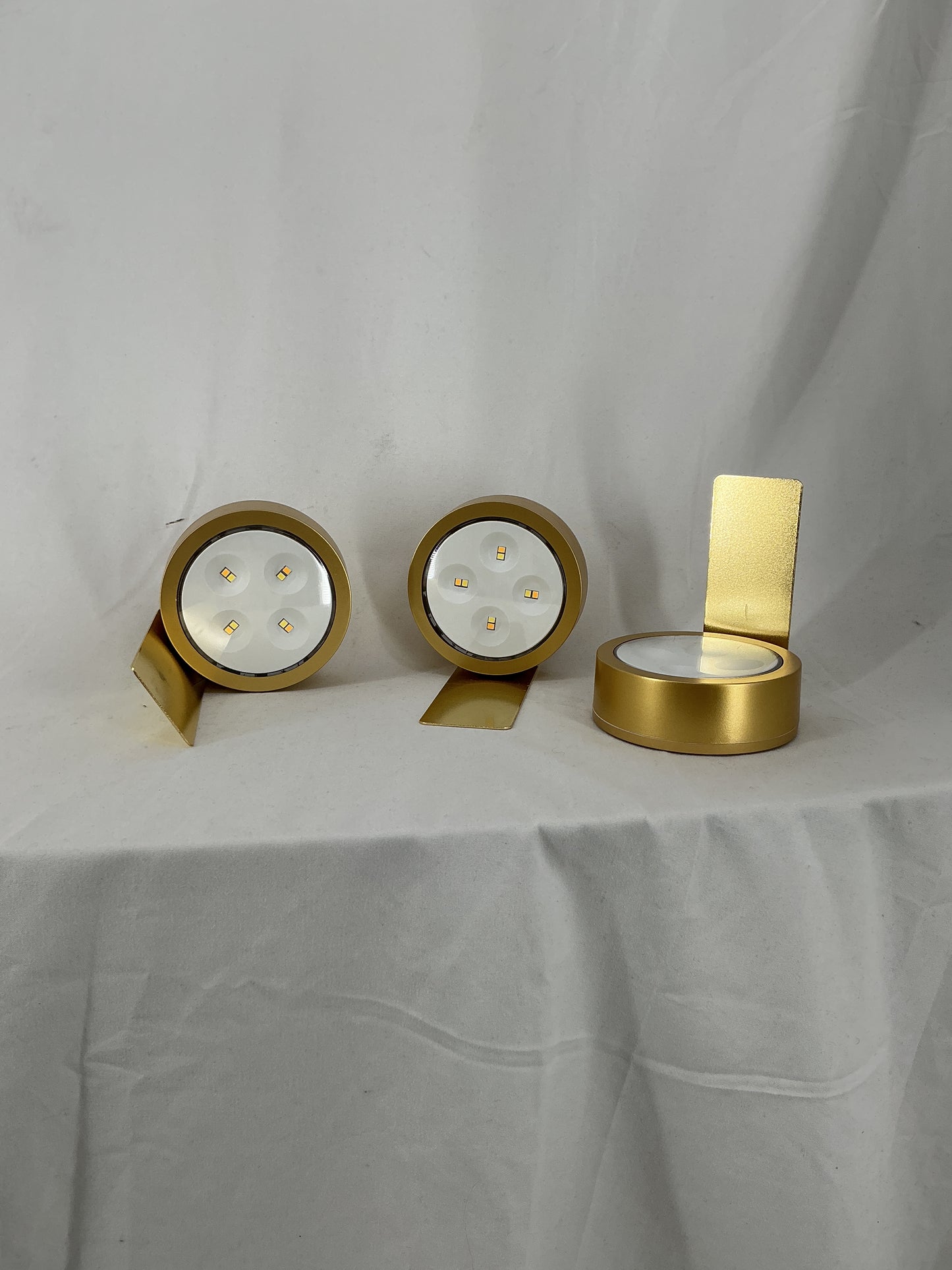 Magnetic display light for exhibits or paintings