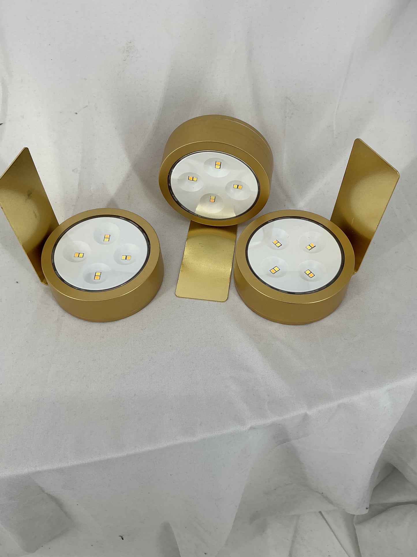Magnetic display light for exhibits or paintings