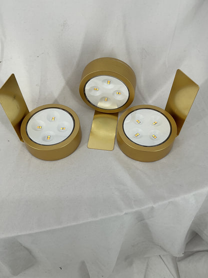 Magnetic display light for exhibits or paintings