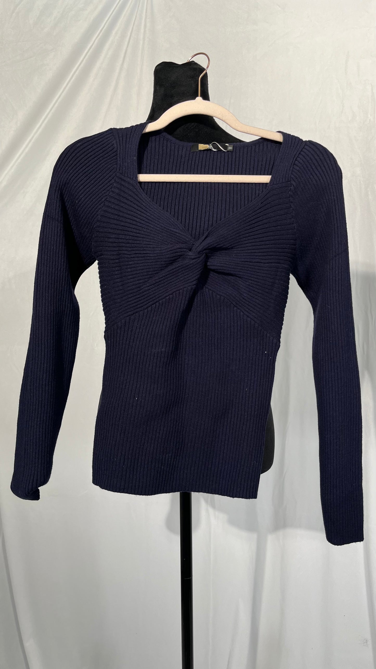 Amazon Essentials Women's Classic-Fit Lightweight Long-Sleeve V-Neck Sweater (Available in Plus Size) size M