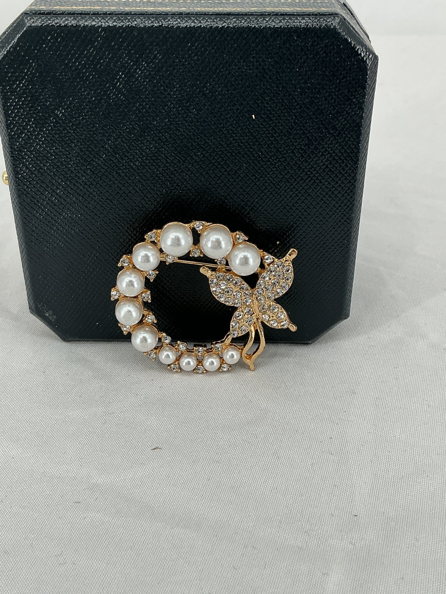 Vintage-Inspired Butterfly Circle Brooch with Lustrous Pearls