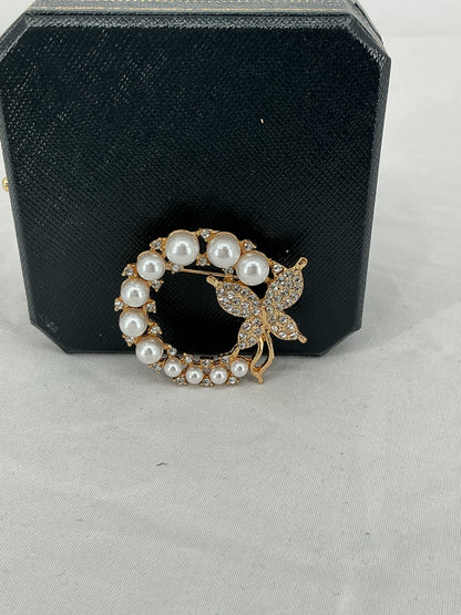 Vintage-Inspired Butterfly Circle Brooch with Lustrous Pearls