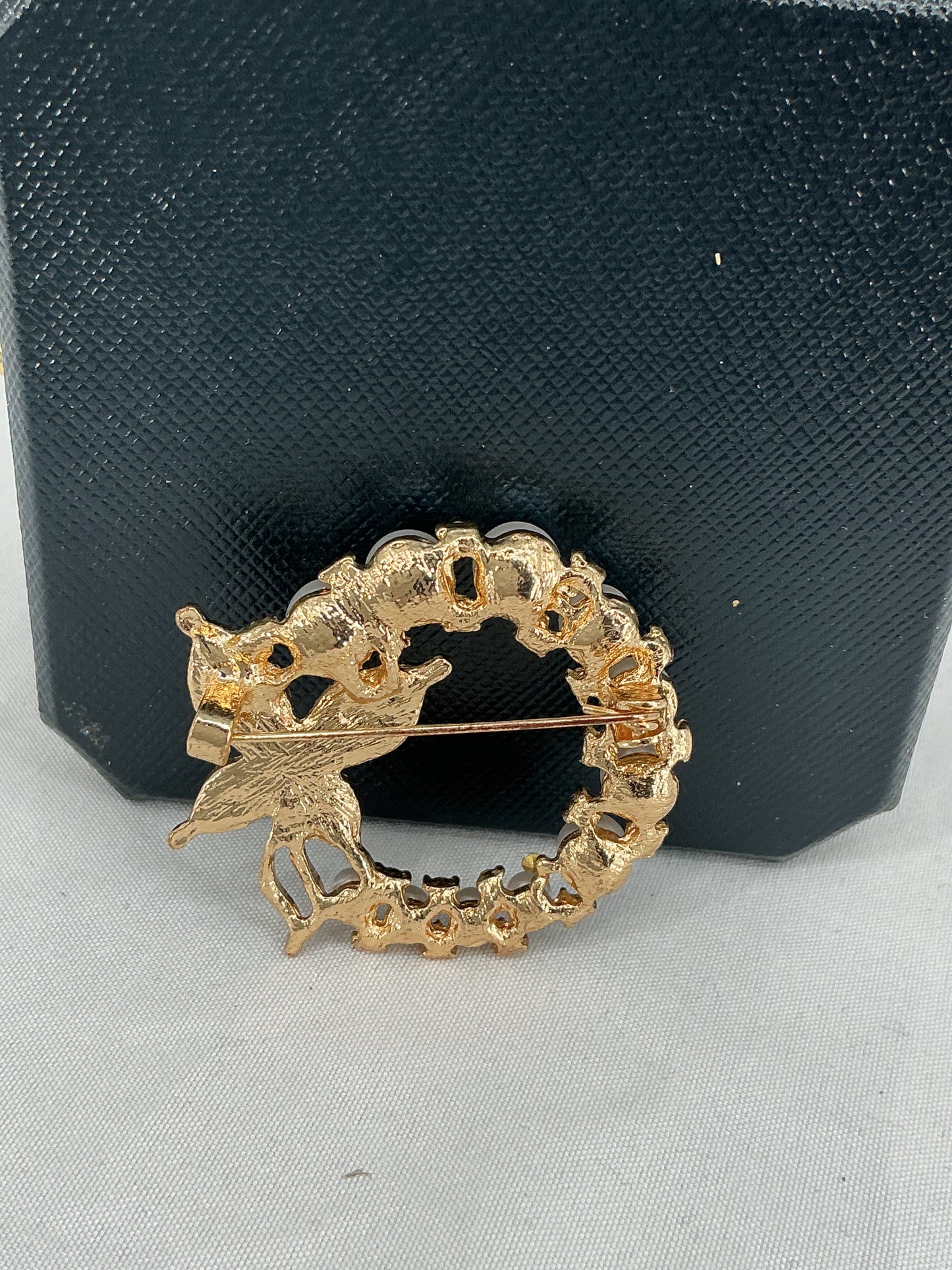 Vintage-Inspired Butterfly Circle Brooch with Lustrous Pearls
