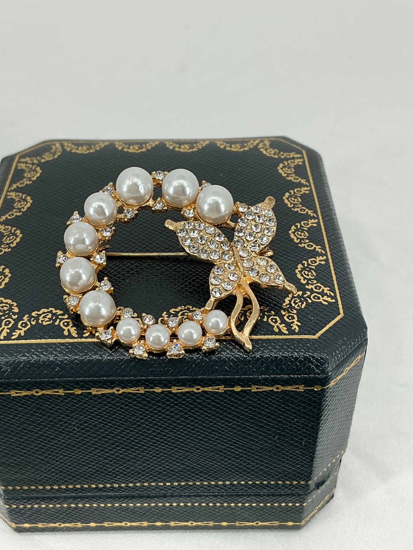 Vintage-Inspired Butterfly Circle Brooch with Lustrous Pearls