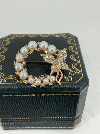 Vintage-Inspired Butterfly Circle Brooch with Lustrous Pearls