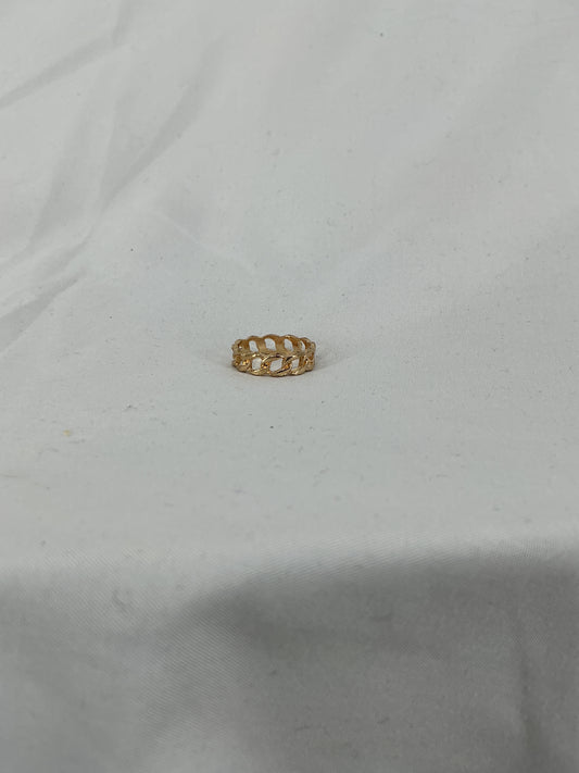 A gold ring, designed in a chain (Cuban link) style with an open-ended design.