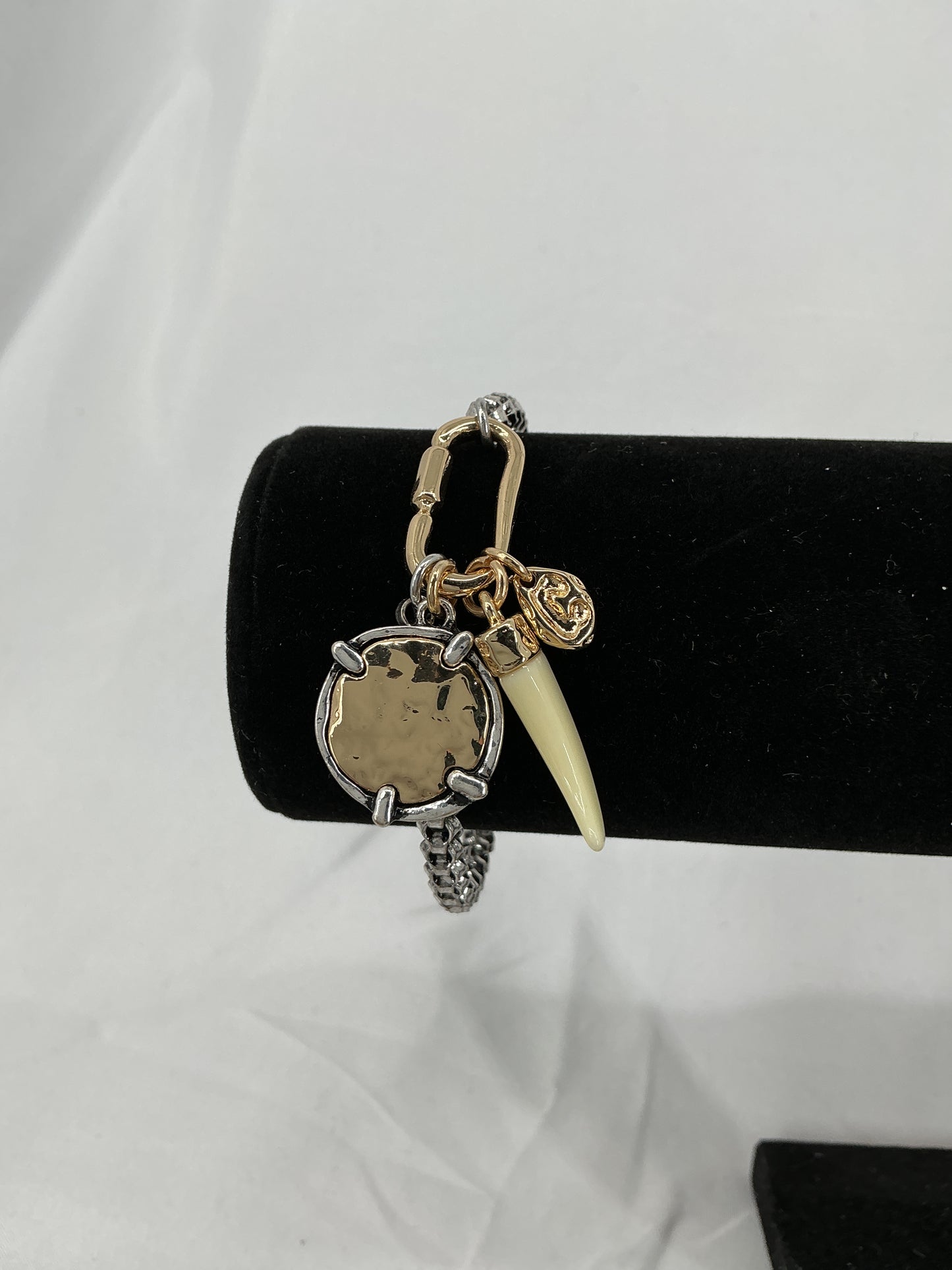 Multi-element pendant bracelet