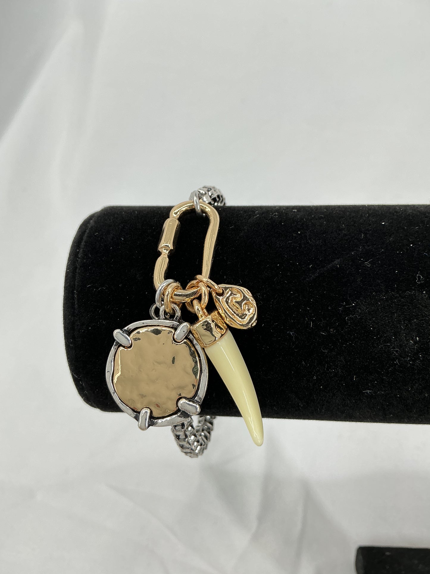 Multi-element pendant bracelet