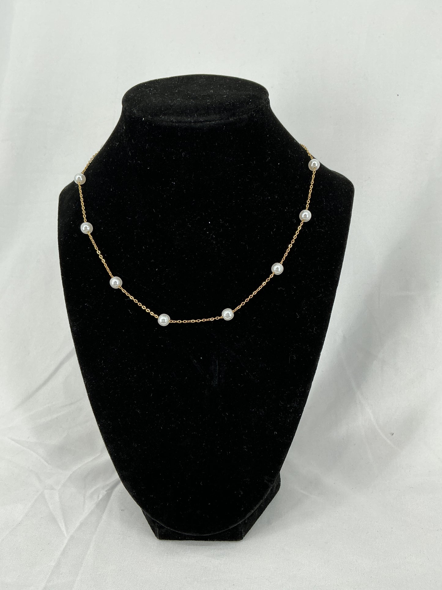 Simple and elegant gold-toned necklace with pearls (station necklace)