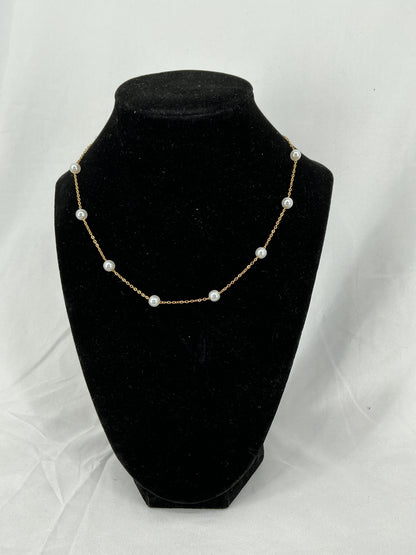 Simple and elegant gold-toned necklace with pearls (station necklace)