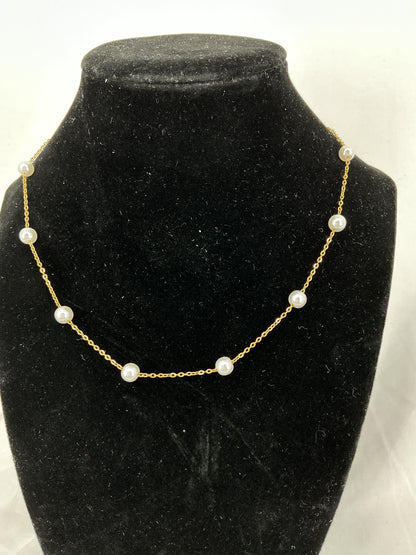 Simple and elegant gold-toned necklace with pearls (station necklace)