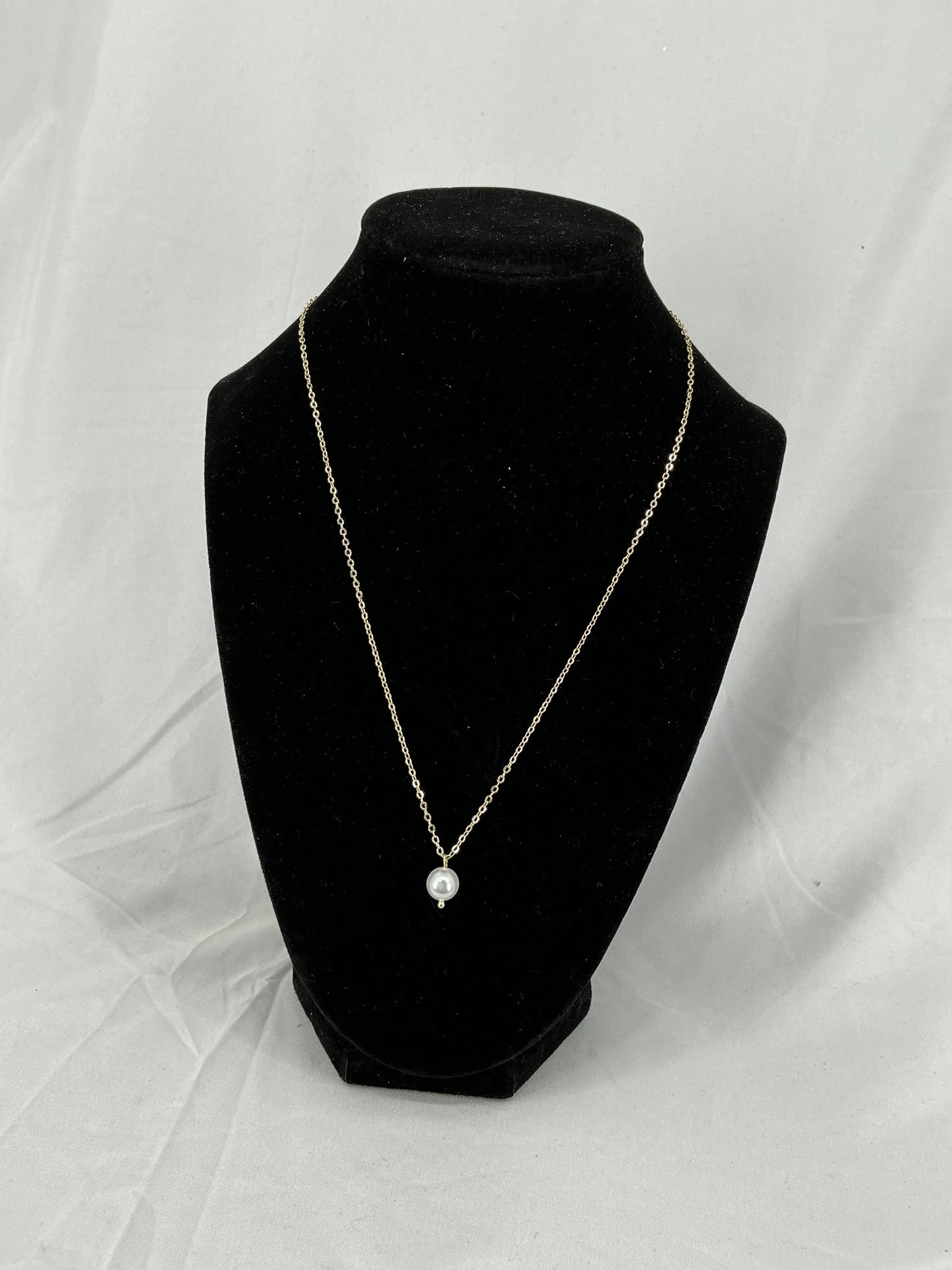 Single pearl pendant necklace