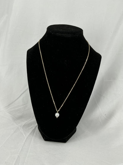 Single pearl pendant necklace