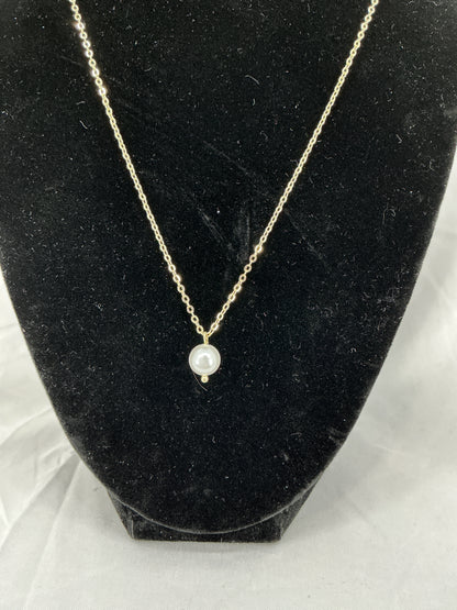 Single pearl pendant necklace