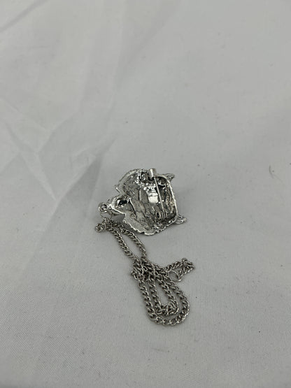 Silver wolf head chain badge/brooch