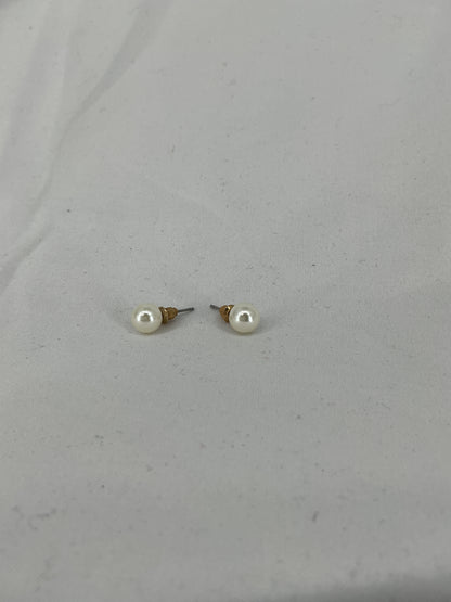 Classic pearl stud earrings