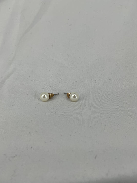 Classic pearl stud earrings