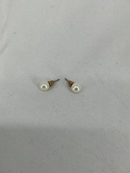Classic pearl stud earrings