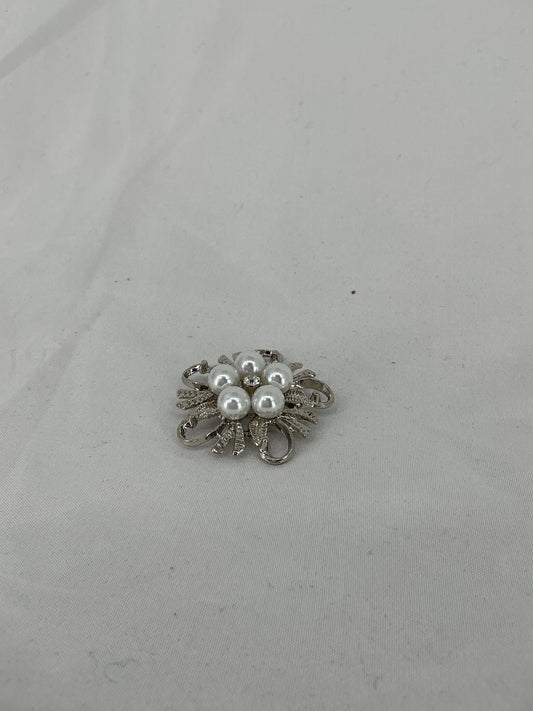 Silver floral pearl brooch