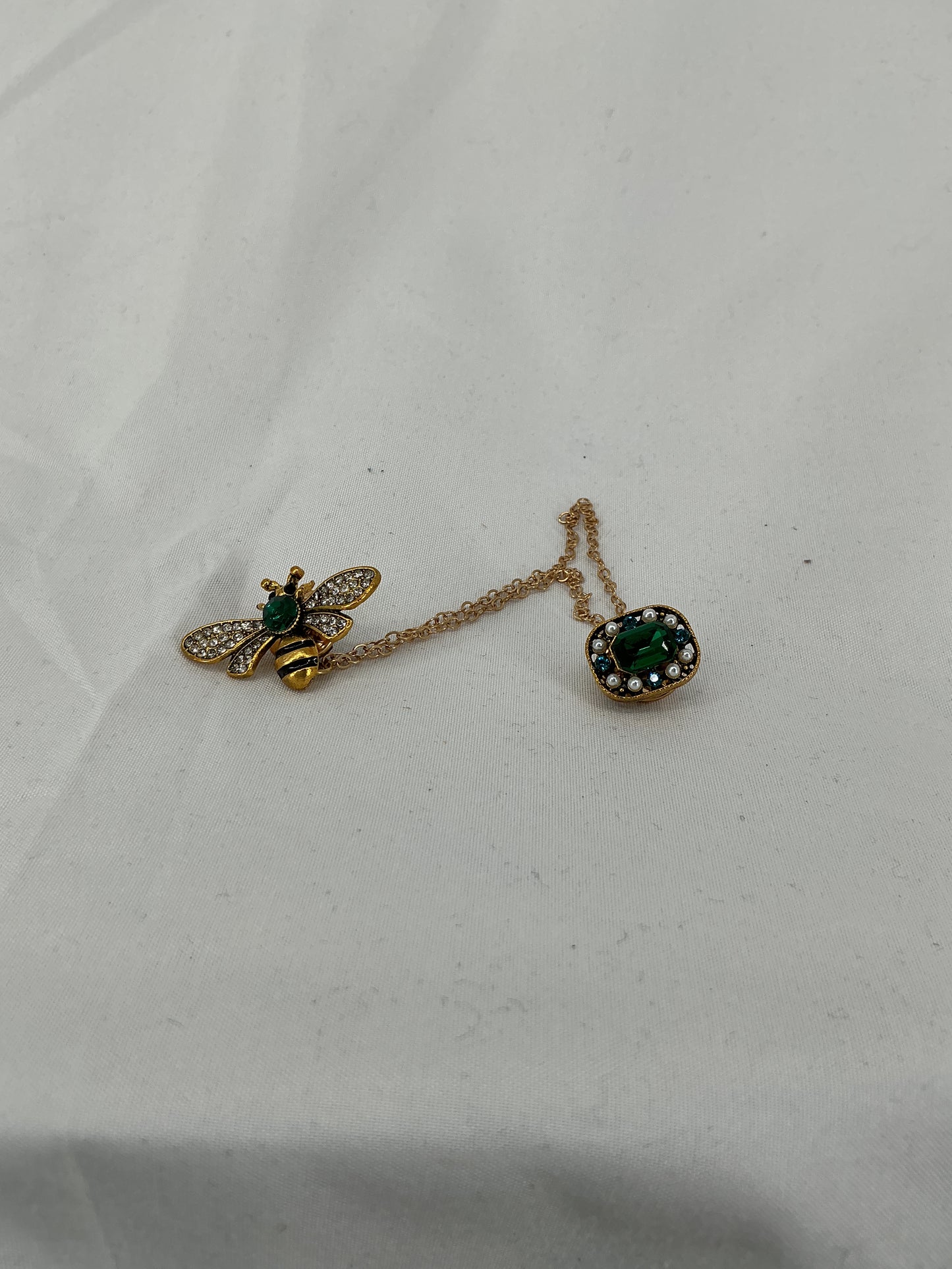 Bee and emerald double-chain brooch