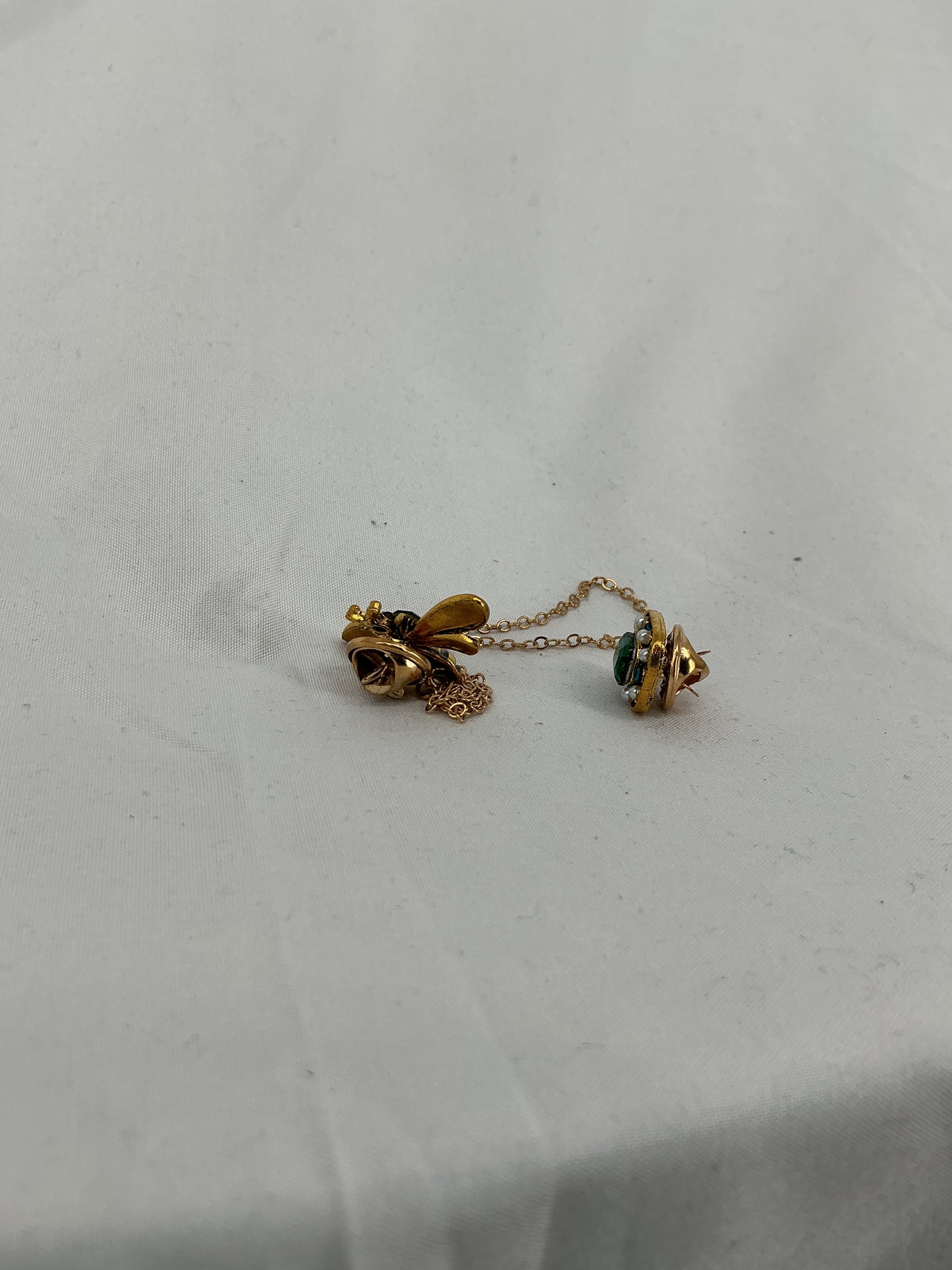 Bee and emerald double-chain brooch