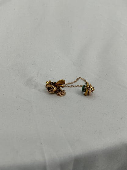 Bee and emerald double-chain brooch