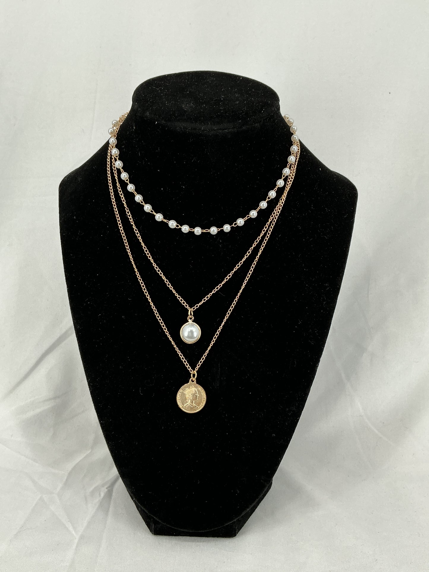 Diverse gold necklaces