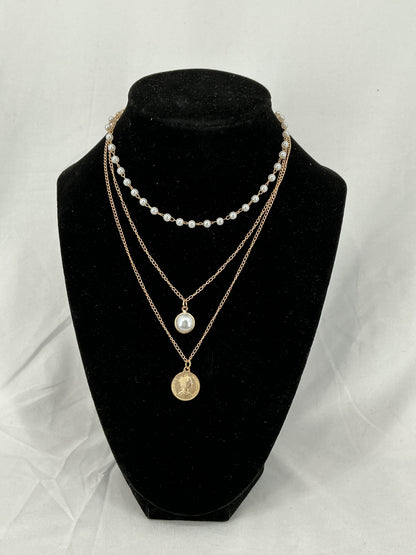Diverse gold necklaces