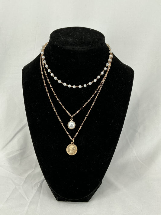 Diverse gold necklaces