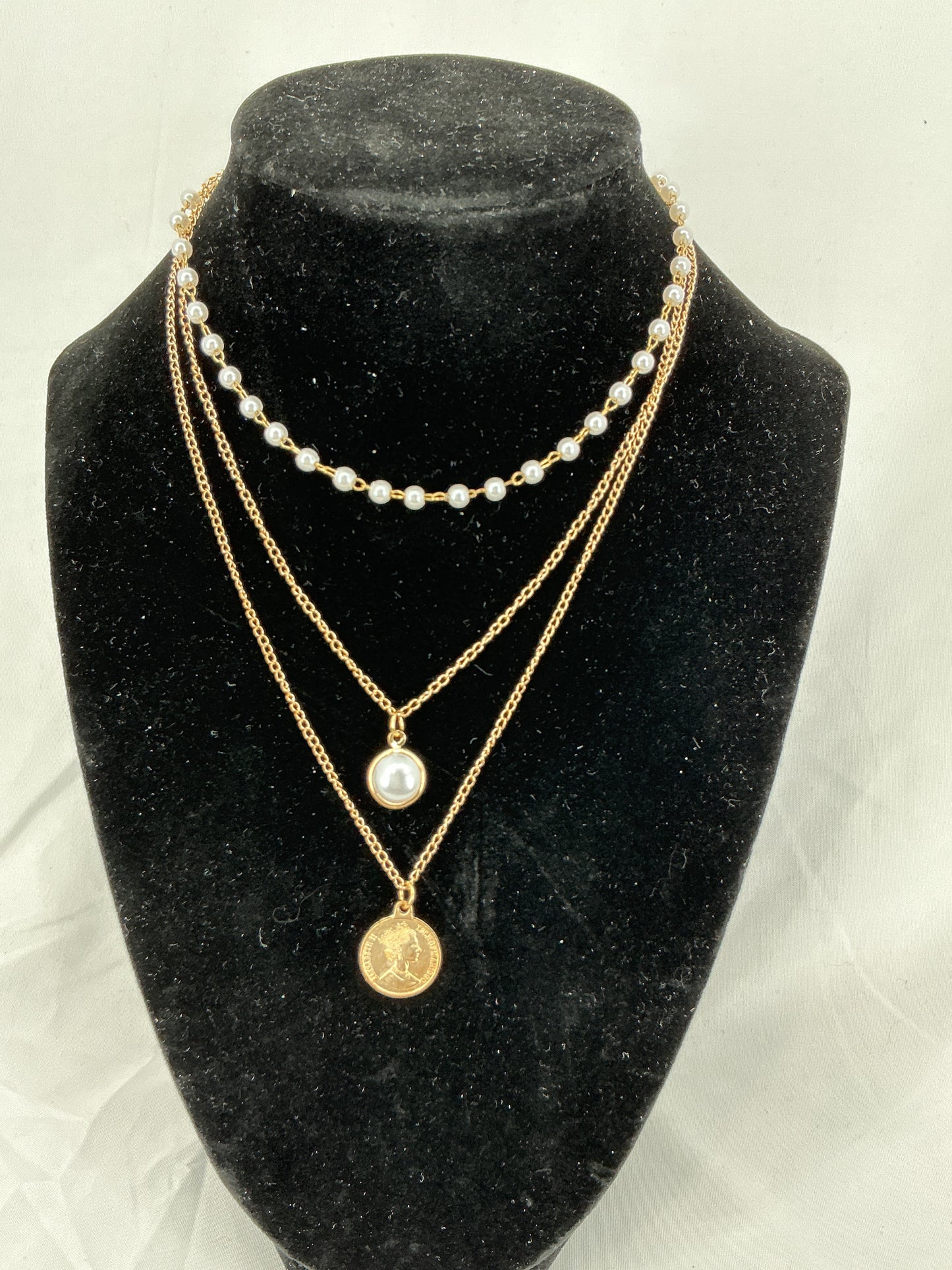 Diverse gold necklaces