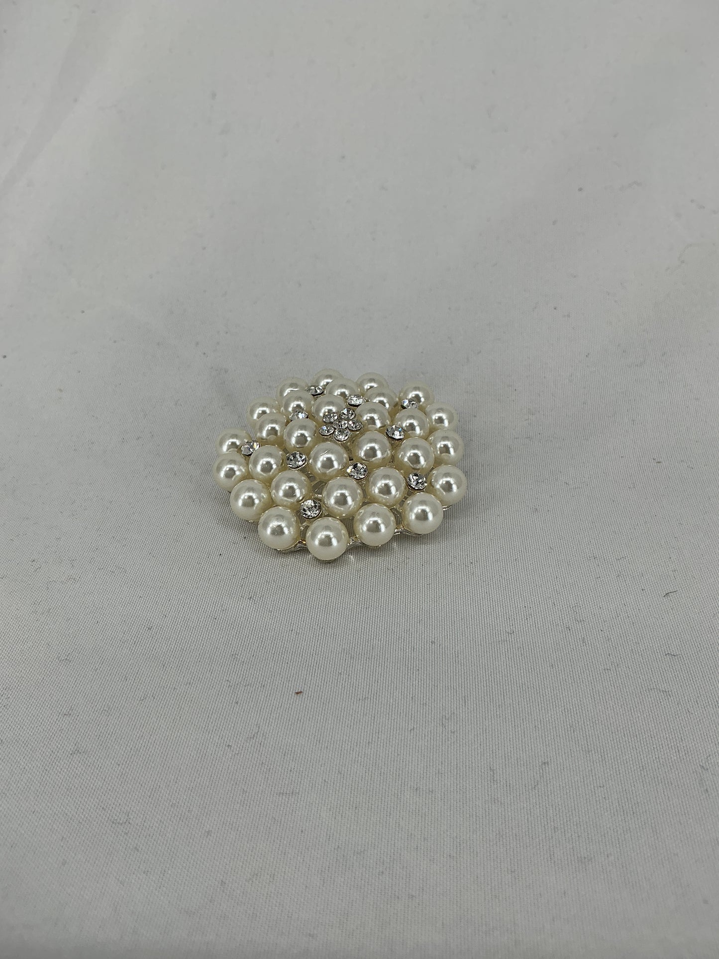 Pearl and rhinestone round brooch