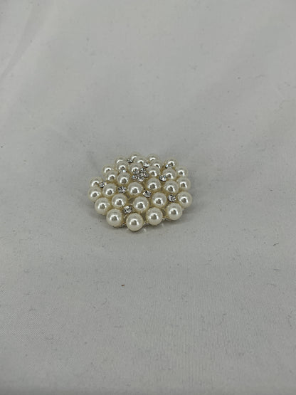 Pearl and rhinestone round brooch