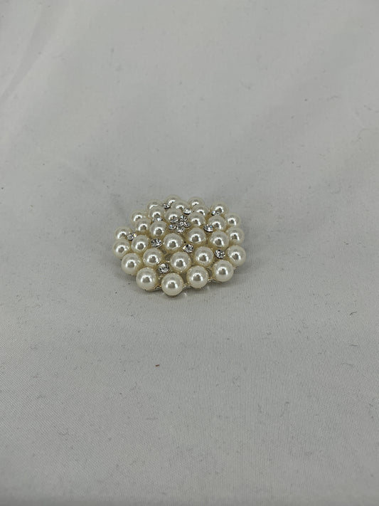 Pearl and rhinestone round brooch