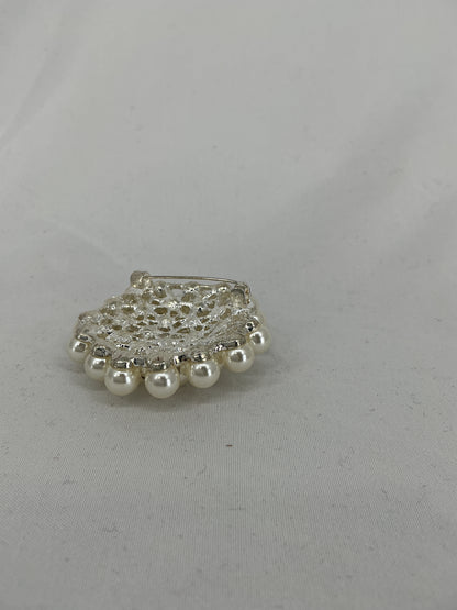 Pearl and rhinestone round brooch