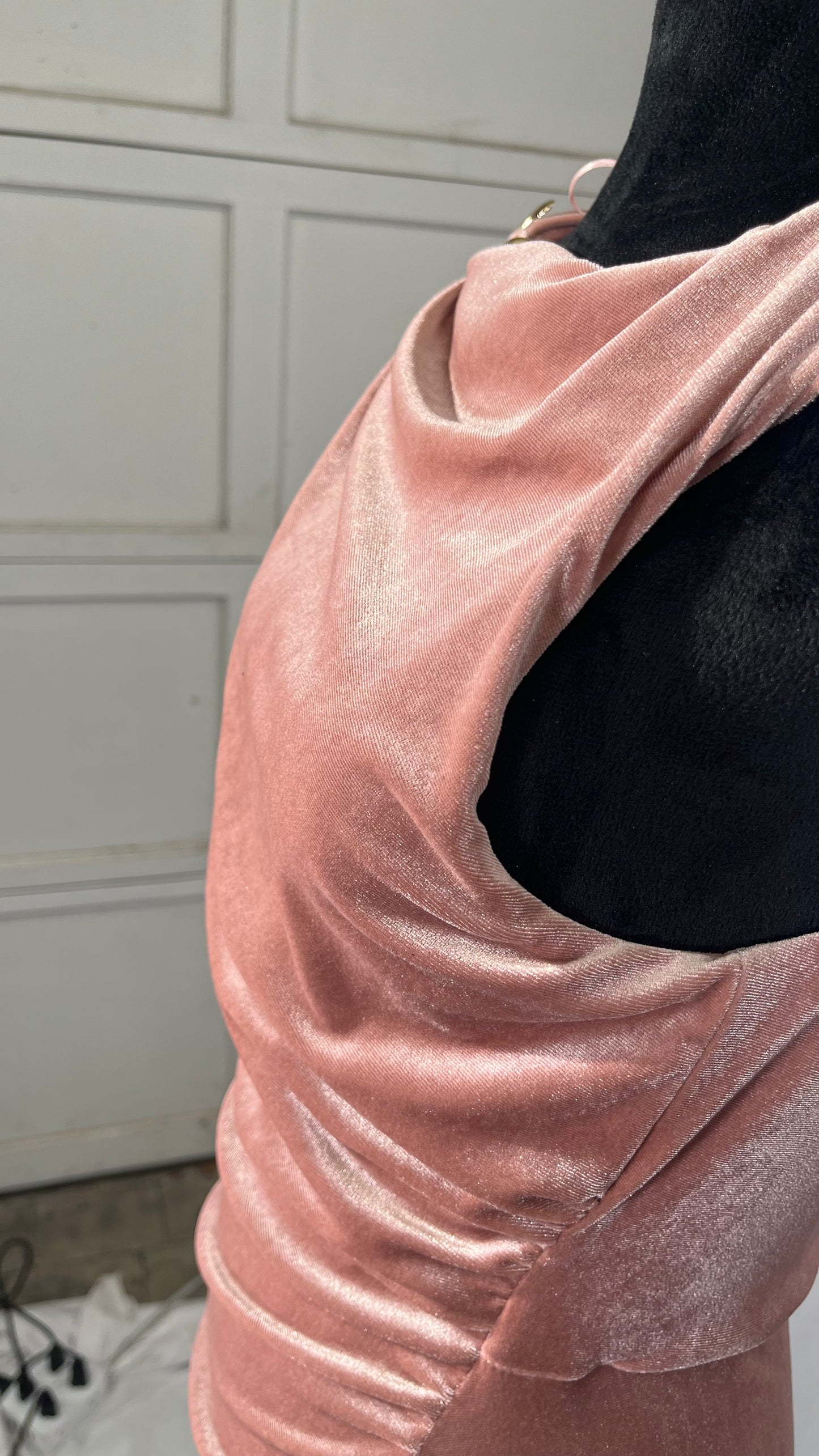 Women's One-Shoulder Silk-Blend Fit & Flare Gown – Elegant Ruched Evening Dress with Long Sleeve & V-Neckline Size M